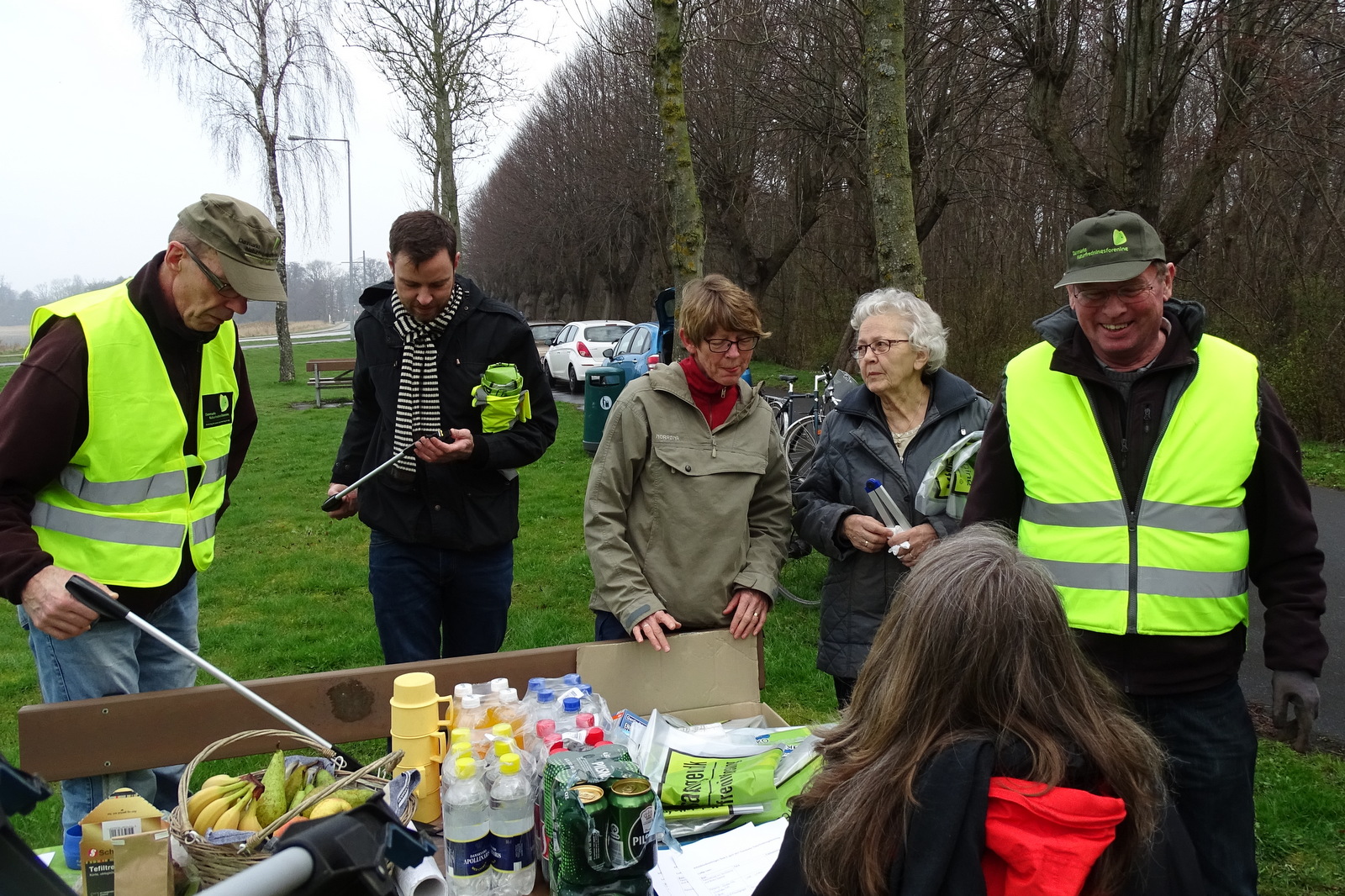 Fra borde-bænke sættet ved Sorø Sø ved affaldsindsamlingen d. 2. april 2017, flere lokale politikere deltog aktivt