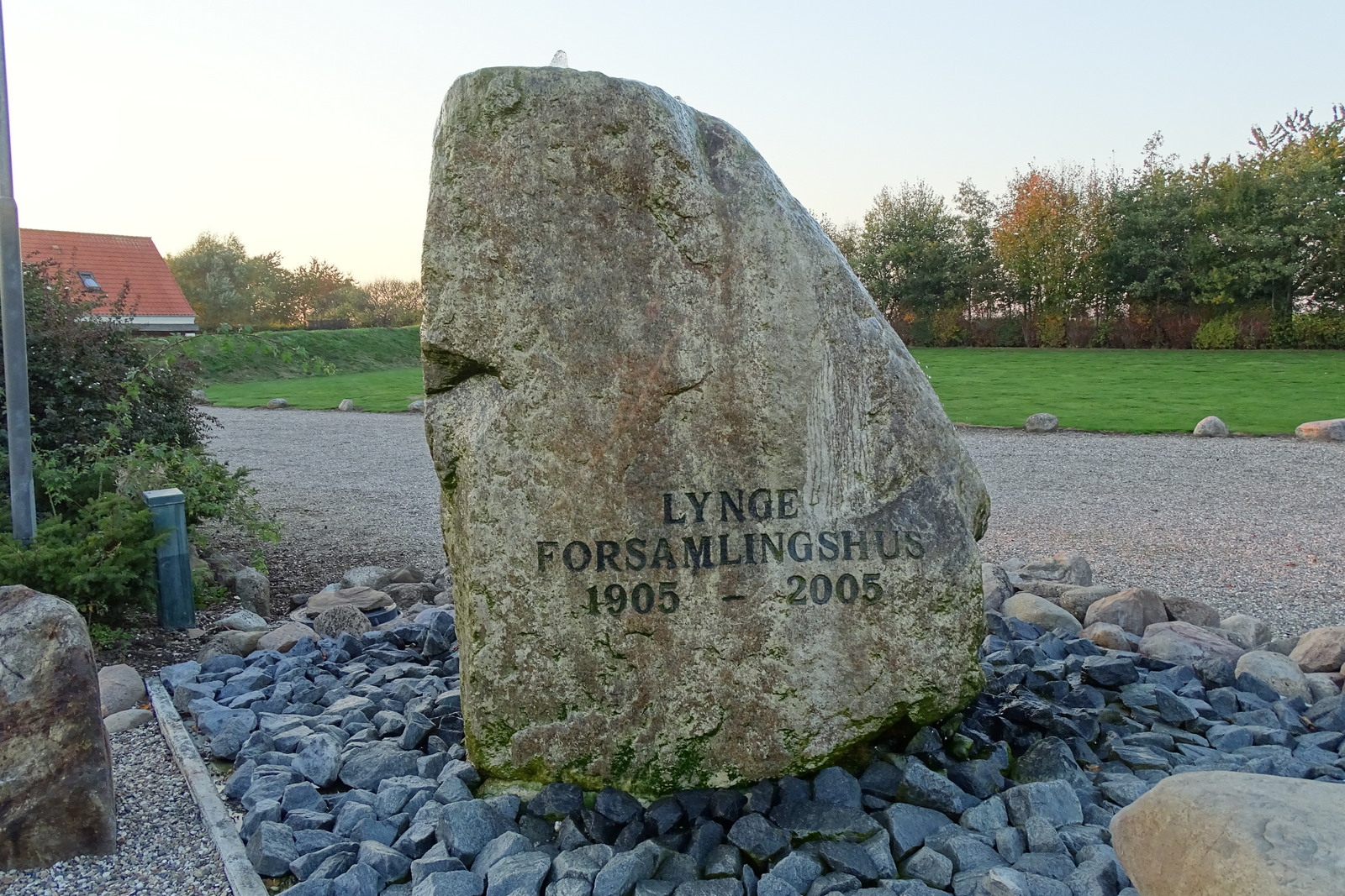 Sten til minde om 100 års jubilæet for Lynge Forsamlingshus