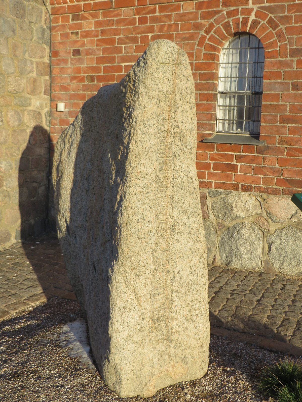 Runesten ved Fjenneslev Kirke