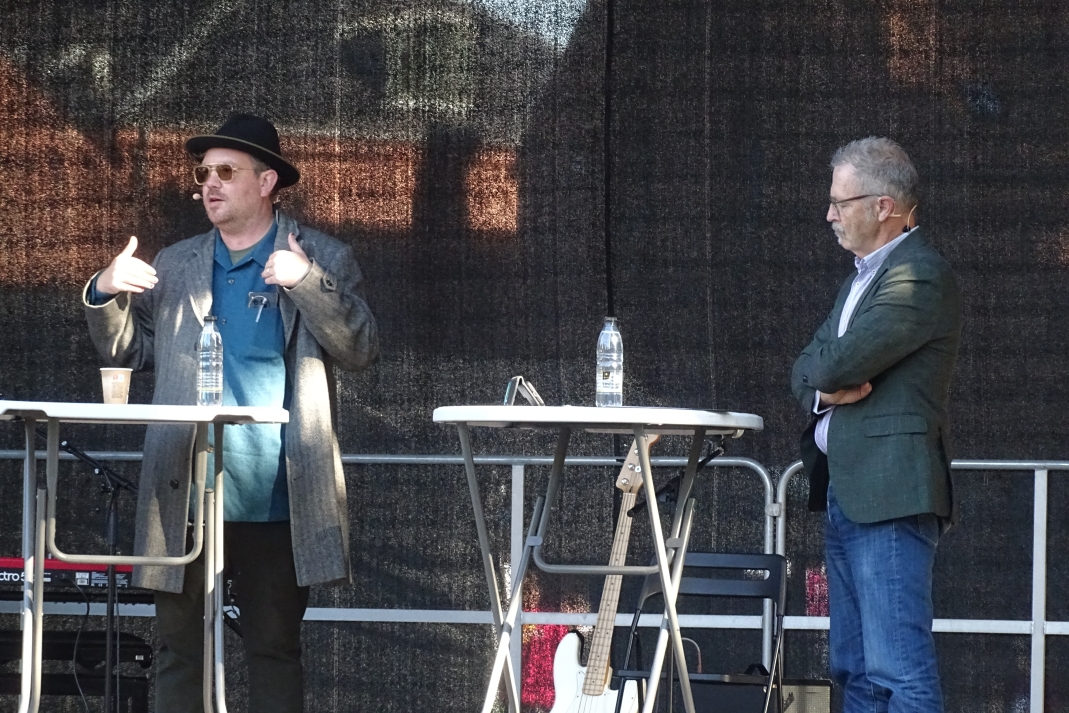 Frederik Cilius og Adrian Hughes på scenen