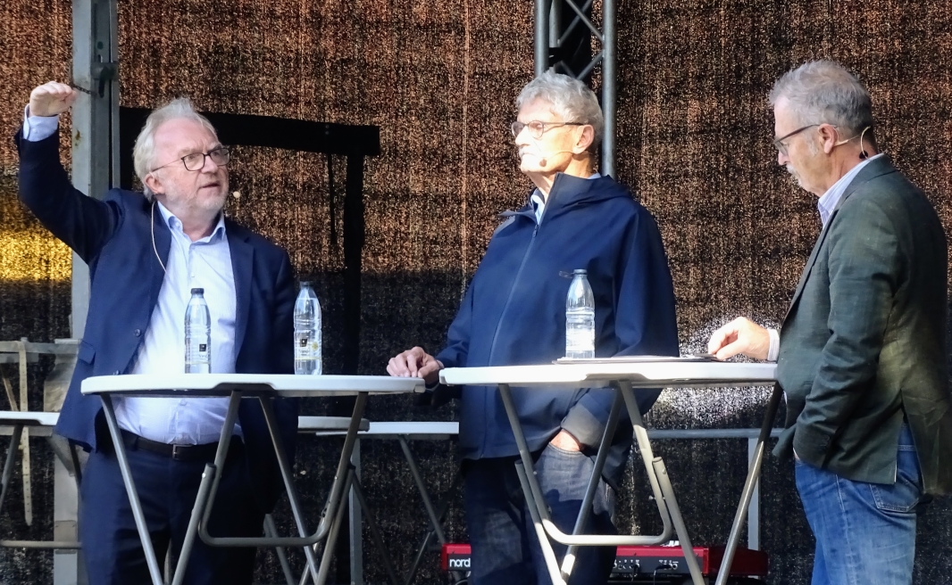 Jesper Theilaard, Mogens Lykketoft og Adrian Hughes på scenen